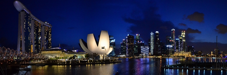 Kaki langit malam kota gedung pencakar