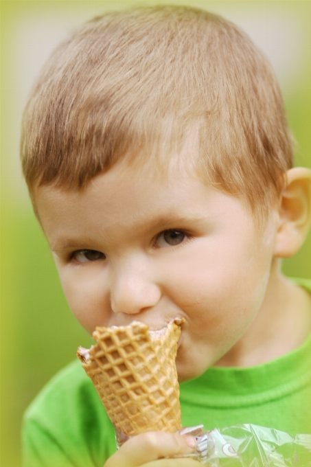 Personne garçon nourriture enfant