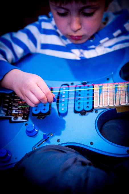 Musique guitare garçon couleur