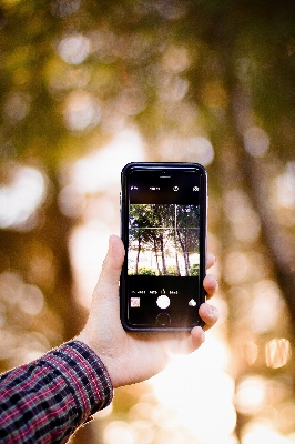 Iphone smartphone 手 ライト 写真