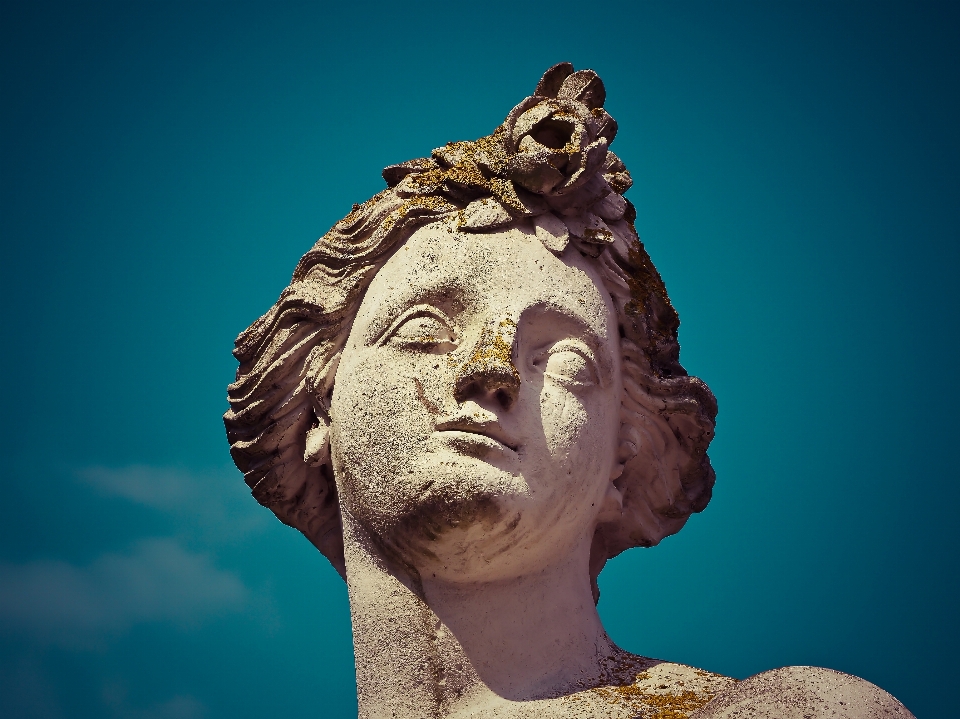 Mujer monumento estatua azul