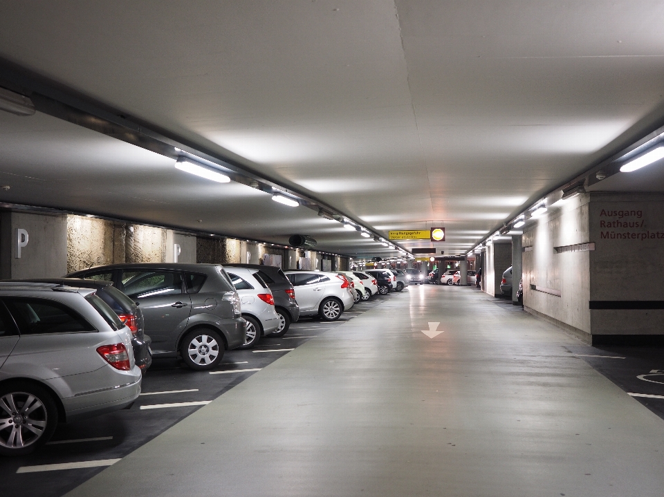 Carro dirigindo estacionamento transporte