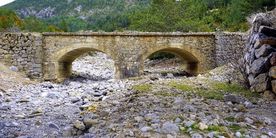 Paysage pont aride
 cambre