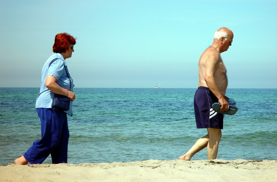 Mann strand meer menschen