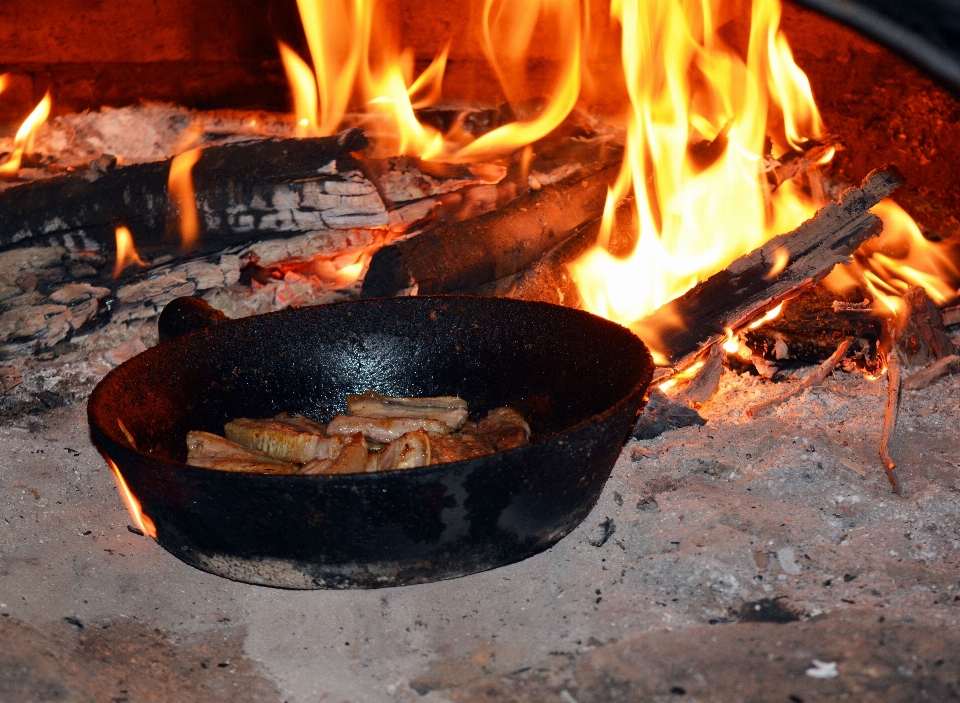 Piring makanan memasak api