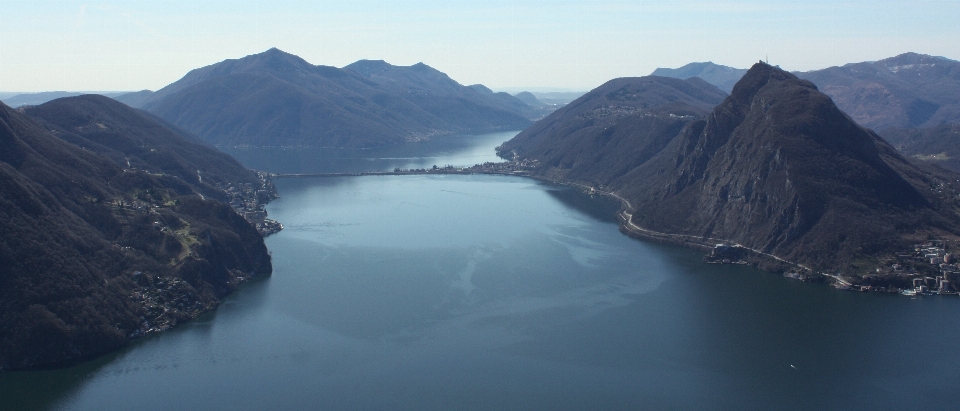 Paisaje naturaleza montaña lago