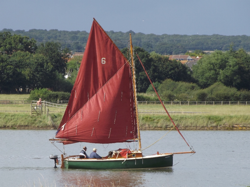 Bateau rivière véhicule mât