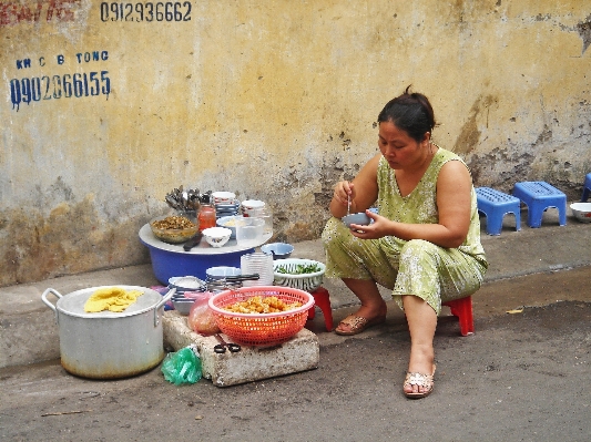 Foto Rakyat wanita jalan pagi