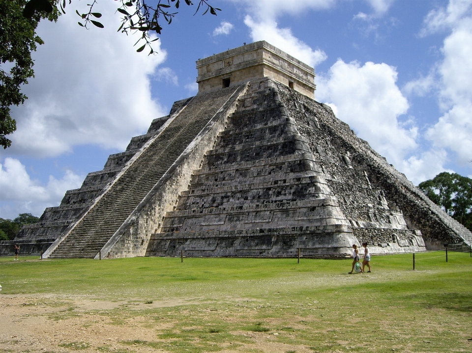 Monumento piramide punto di riferimento tempio