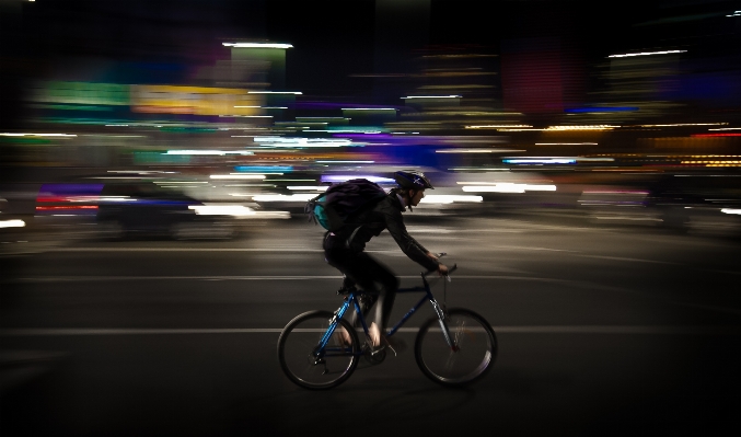 Foto Orang malam sepeda kota