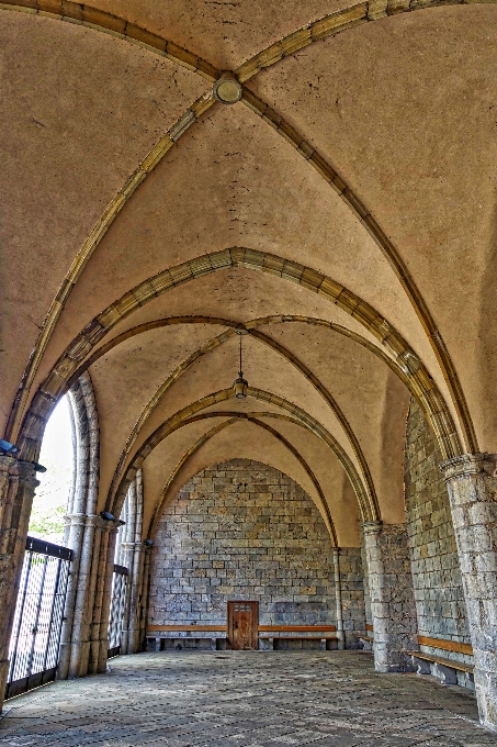 Arsitektur bangunan lengkungan gereja