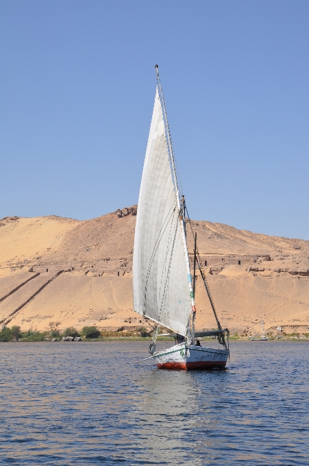 Mare sabbia barca deserto