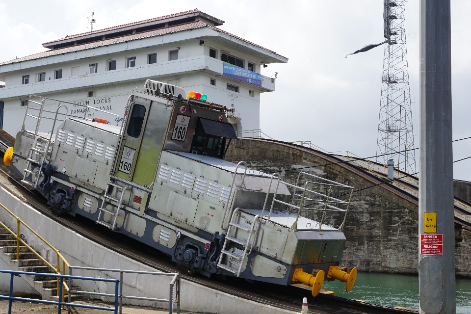 Lavoro lago nave trasporto