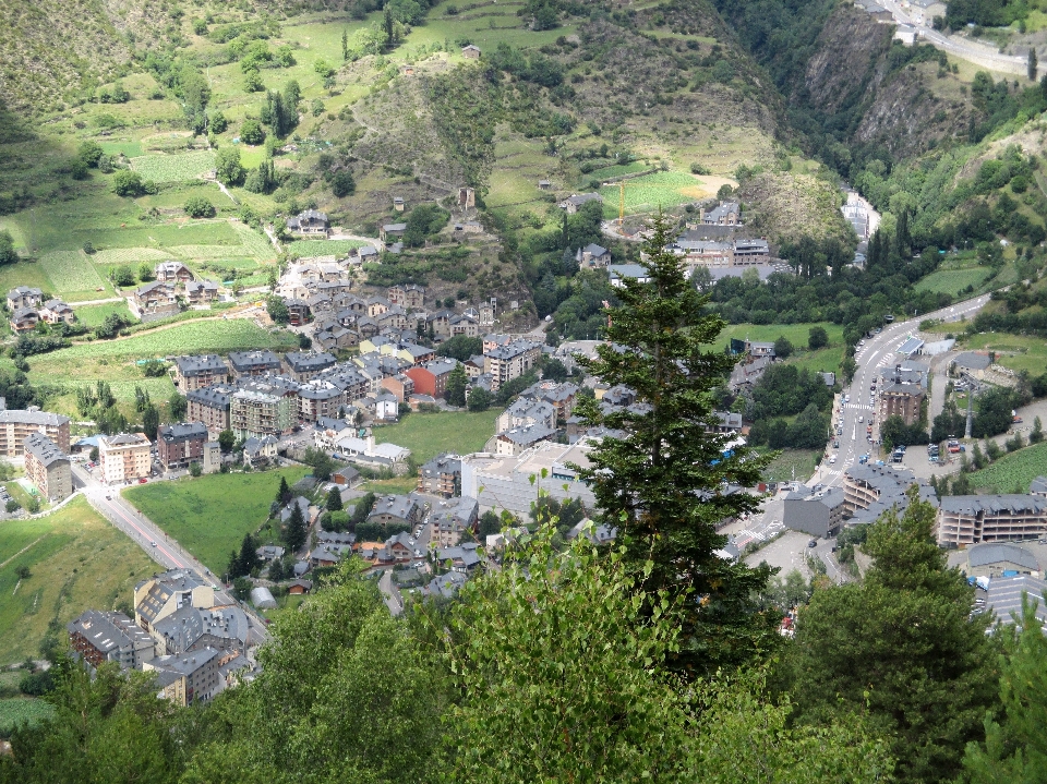 Cidade vale cadeia de montanhas
 verão