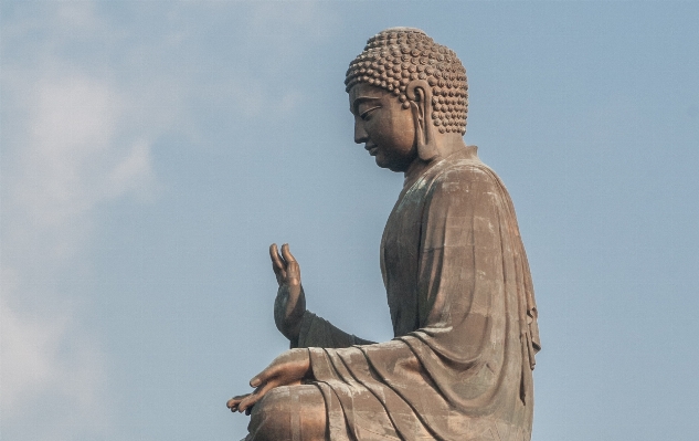 Foto Monumen patung santai merenungkan
