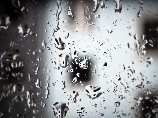 Foto Derrubar preto e branco
 chuva janela