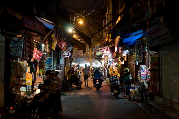 Foto Rakyat jalan malam kota