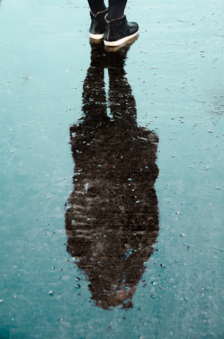 Mare acqua a piedi persona