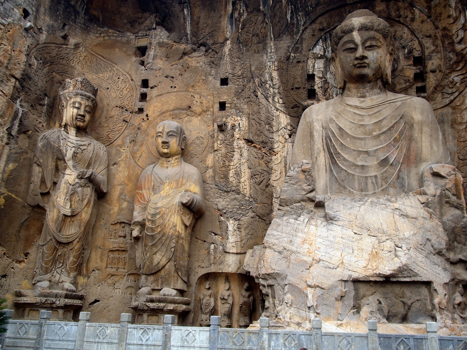 People monument cliff statue