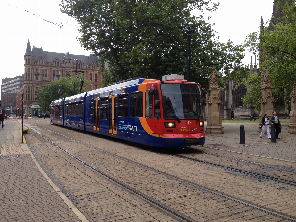 Strada città tram trasporto