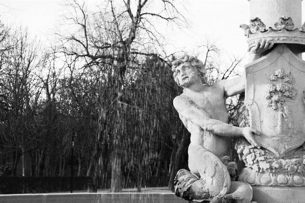 Foto Preto e branco
 monumento estátua sentado