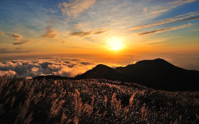 Foto Cakrawala gunung awan langit