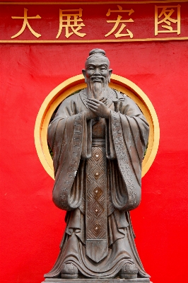 Foto Monumen patung merah biarawan