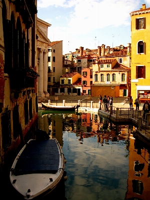 Foto Barco rua cidade canal
