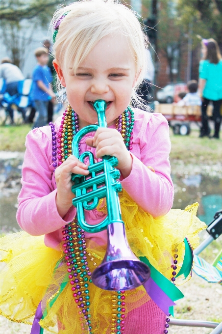 Mädchen spielen karneval farbe