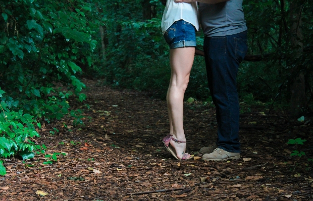 Foto Foresta ragazza prato gamba