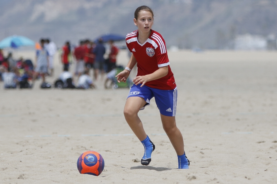 Spiaggia ragazza sport giocare