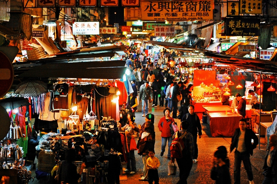 Persone strada notte città