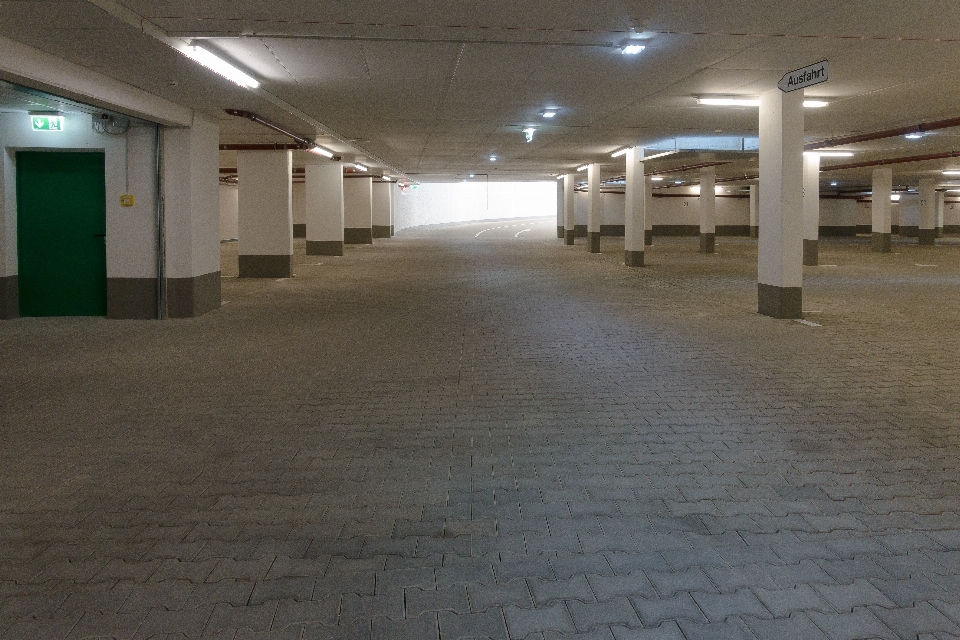 Terra pavimento parcheggio metropolitana