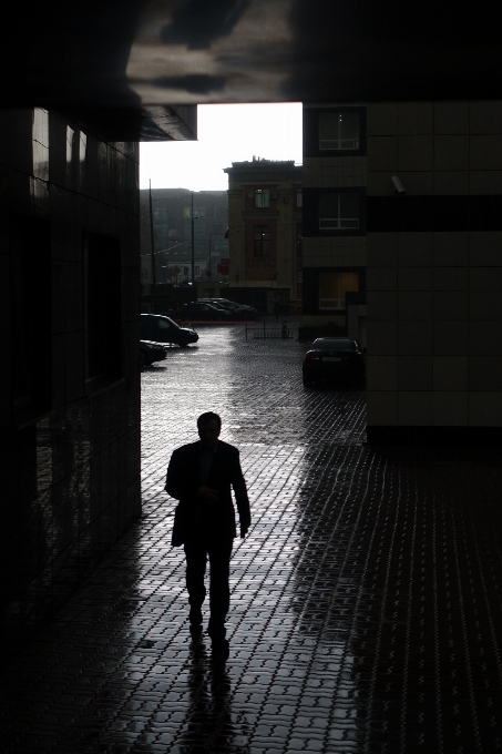 Hombre silueta caminando traje