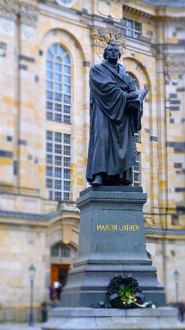 Strada monumento statua punto di riferimento