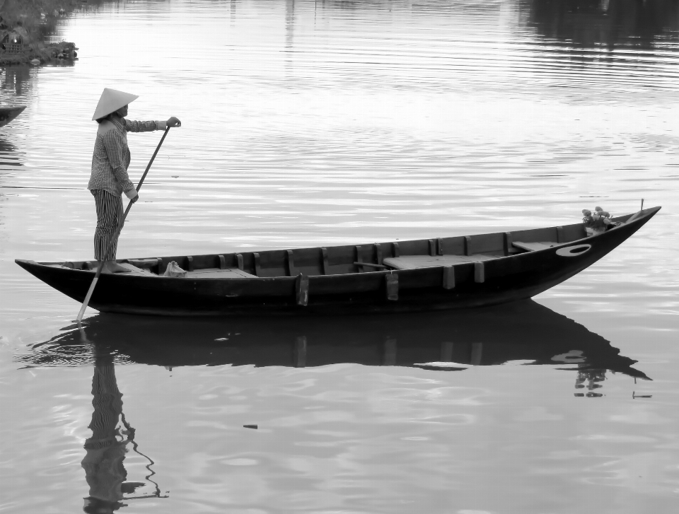 Agua en blanco y negro
 bote crepúsculo