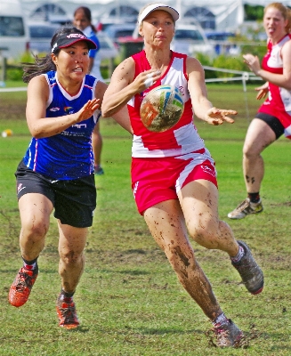 草 人 スポーツ 遊ぶ 写真