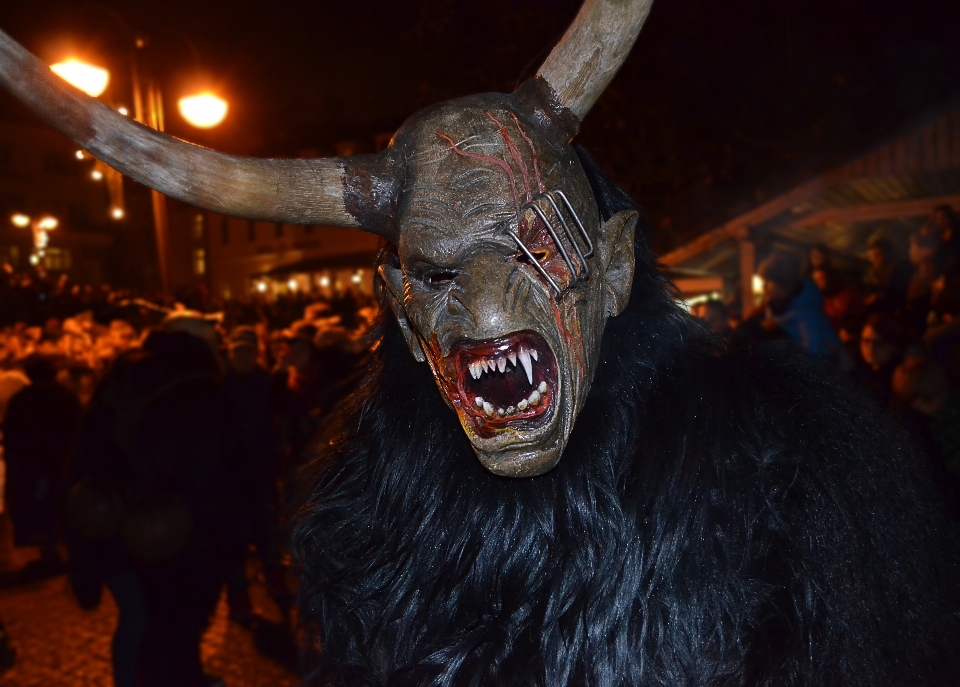 男 カーニバル ハロウィン 暗闇
