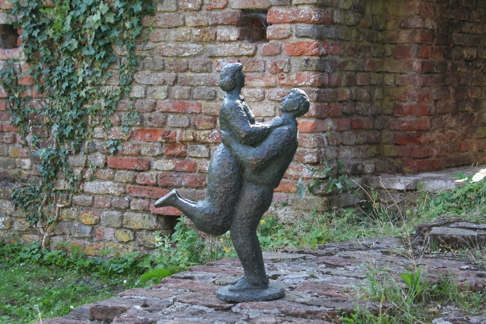 Monument statue zoo embrace