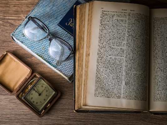 Betrachten tisch buch lesen Foto