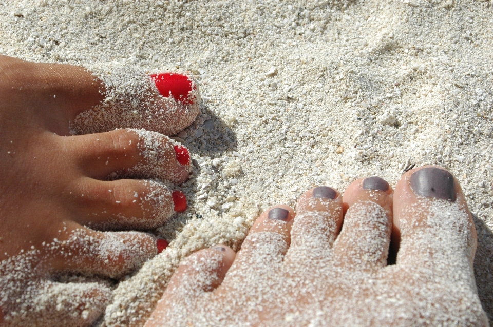 Ręka plaża piasek stopy