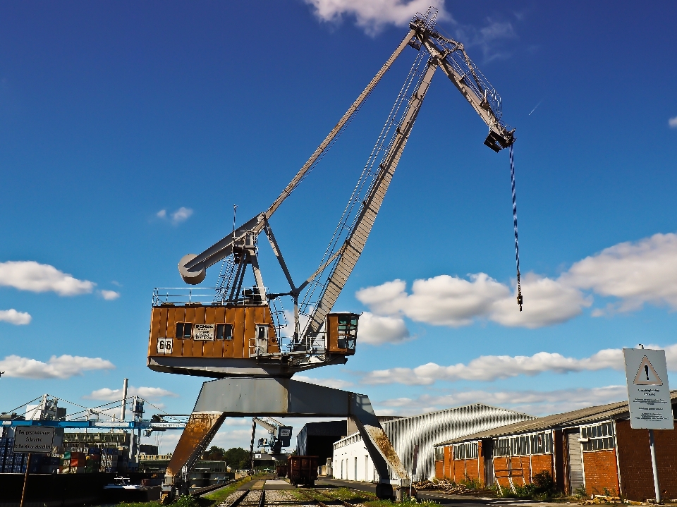 Transport construction vehicle mast