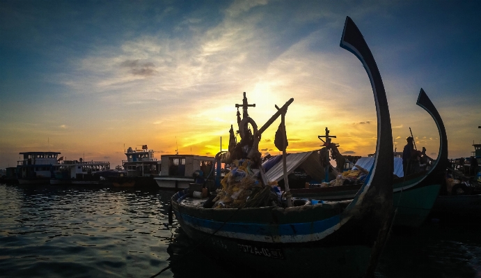 Foto Laut pesisir matahari terbenam kapal