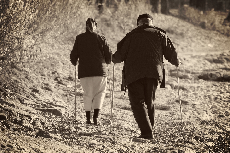 Hombre camino caminando persona