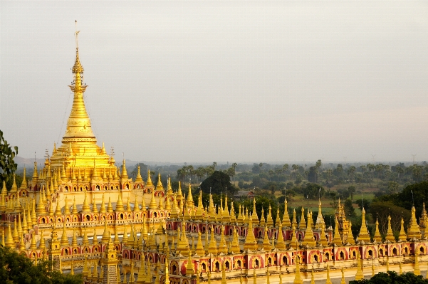 Foto Istana menara agama budha asia