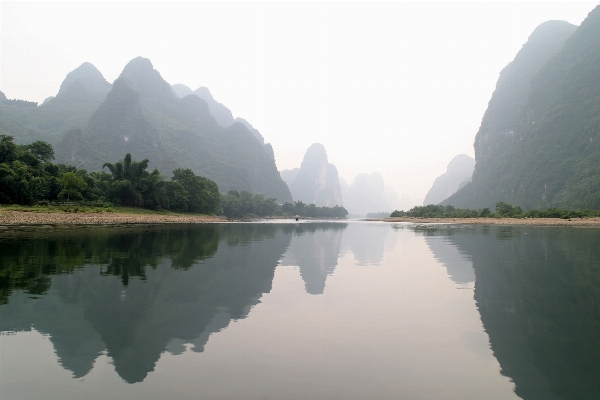 Foto Lanskap gunung danau sungai