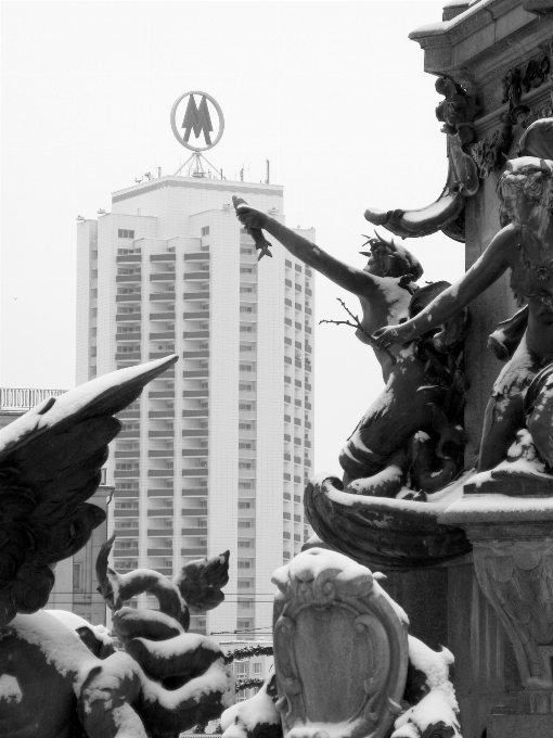 En blanco y negro
 rascacielos monumento estatua