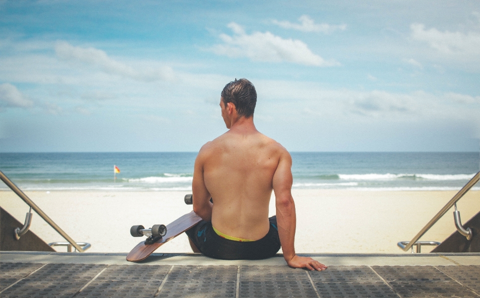 Homme plage mer sable