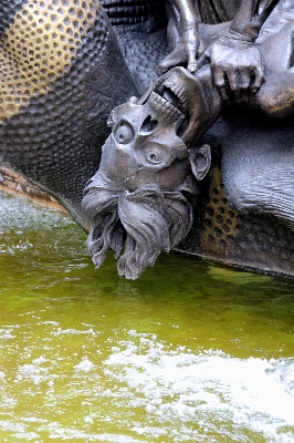 Woman monument wildlife statue Photo