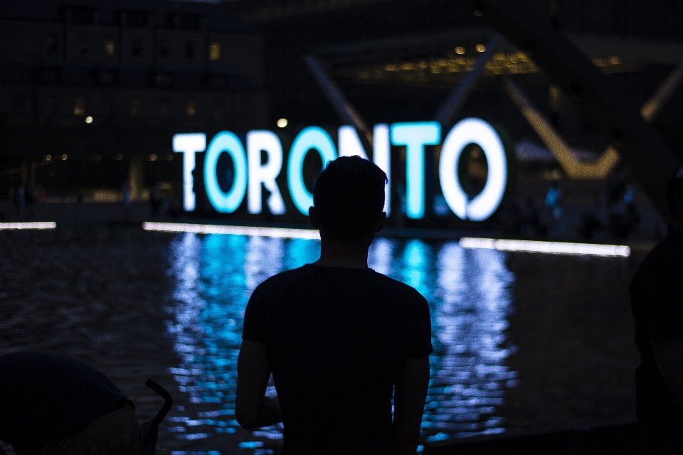 Silhouette personne lumière nuit